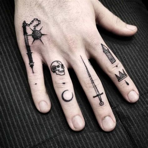 diseños de tatuajes en la mano para hombres|tatuajes en la mano aesthetic.